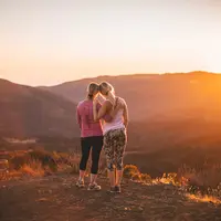 Akhir tahun menjadi momentum menyenangkan untuk berlibur bersama ibunda, apalagi bulan Desember juga diperingati sebagai Hari Ibu. (Foto: Unsplash.com/Roberto Nickson)