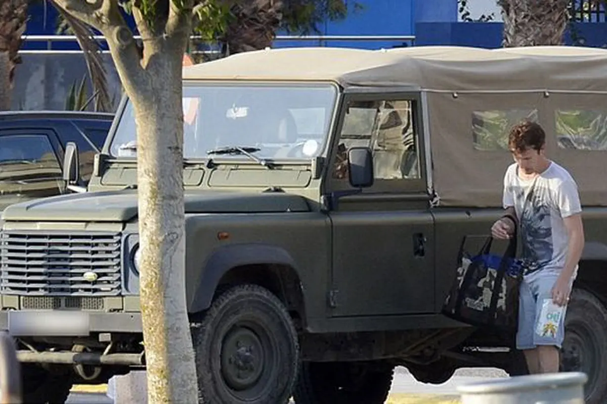 James Blunt Pakai Land Rover Defender Militer Saat Bulan Madu