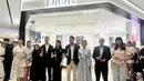 Acara pembukaan butik diawali dengan pengguntingan pita dan bersulang bersama-sama. Dihadiri para public figure dari Anne Curtis, Velove Vexia, Mawar de 
Jongh, Cathy Sharon, Chelsea Islan, Beby Tsabina, Naura Ayu hingga Adinia Wirasti. / Foto dok: Fimela.