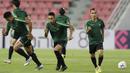 Pemain Timnas Indonesia, Alfath Fathier, berlari saat latihan di Stadion Rajamangala, Bangkok, Jumat, (16/11). Latihan ini persiapan jelang laga Piala AFF 2018 melawan Thailand. (Bola.com/M. Iqbal Ichsan)