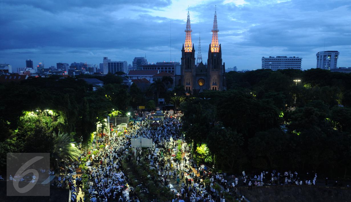 Pemandangan ribuan peserta demo 2 Desember memadati Masjid Istiqlal, Jakarta, Jumat (2/12). Usai melaksanakan salat subuh, peserta Aksi Bela Islam Jilid III bergerak menuju lapangan Monas untuk menggelar aksi super damai 212. (Liputan6.com/Gempur M Surya)