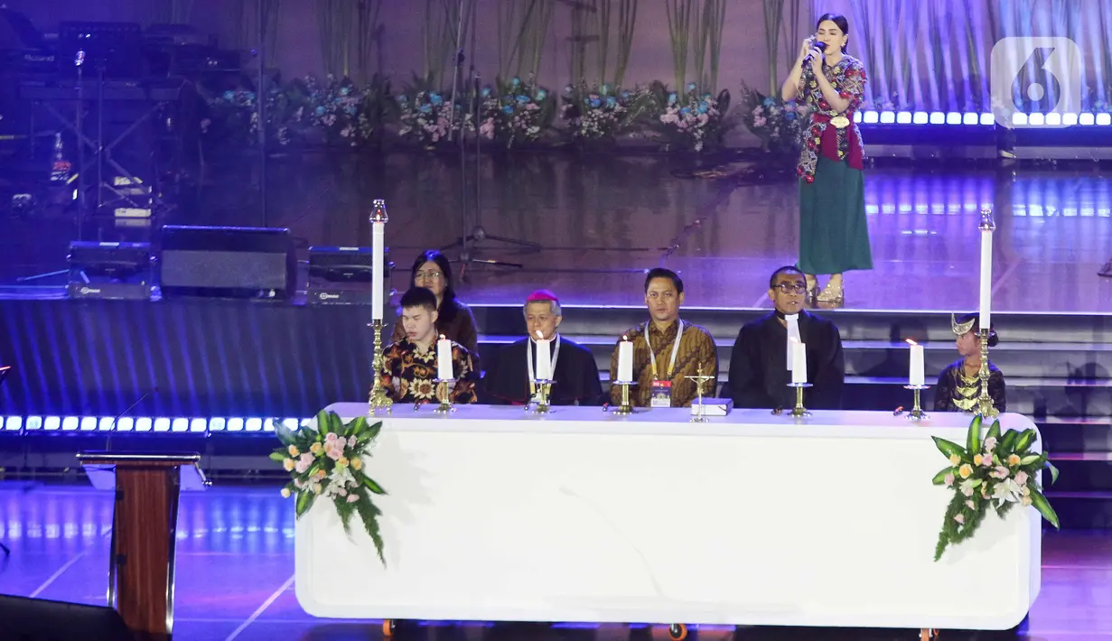 Tema tersebut juga mengajak seluruh umat untuk merenungkan makna kelahiran Kristus, yang tidak hanya memberikan harapan tetapi juga mengajarkan kita untuk hidup dalam damai dan membawa kesejahteraan bagi sesama. (Liputan6.com/Herman Zakharia)