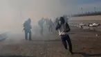 Imigran menghindari gas air mata petugas patroli perbatasan AS di dekat pagar pembatas antara Meksiko dan Amerika Serikat di Tijuana, Meksiko (25/11). Walikota Tijuana telah menyatakan krisis kemanusiaan di kota perbatasannya. (AP Photo/Rodrigo Abd)
