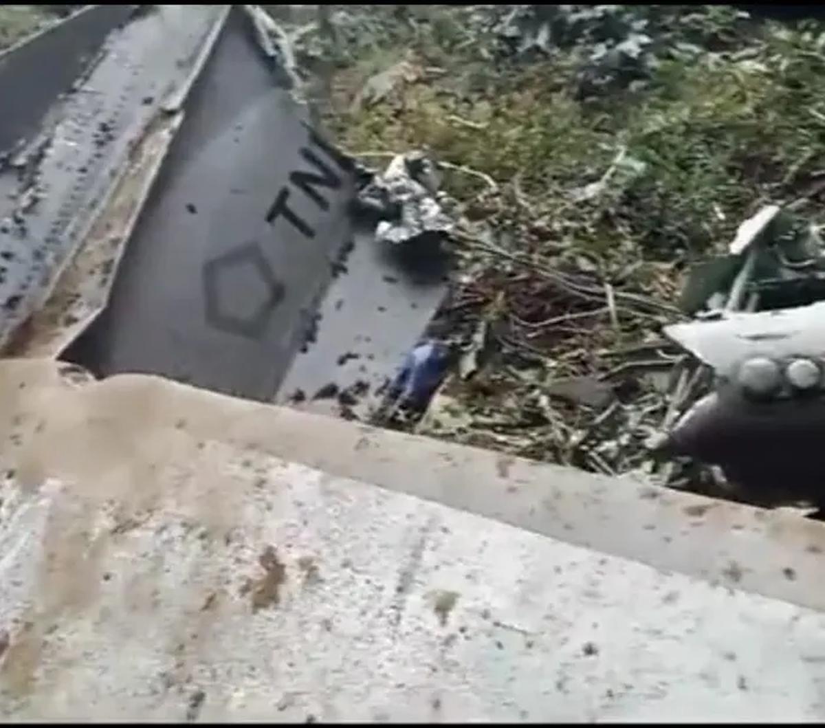 Dari rekaman video viral di X, pesawat tempur buatan Brazil itu memiliki nomor ekor TT-3103 ditemukan dalam kondisi hancur dan terdapat kobaran api.&nbsp;