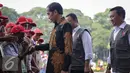 Seorang pelajar bersalaman dengan Presiden Jokowi saat pembukaan kegiatan KKP 2015 di Istana Negara, Jakarta, Rabu (18/11). Sebanyak 1.173 pengurus OSIS SMP, SMA, dan SMK se-Indonesia ikut berpartisipasi dalam kegiatan ini. (Liputan6.com/Faizal Fanani)