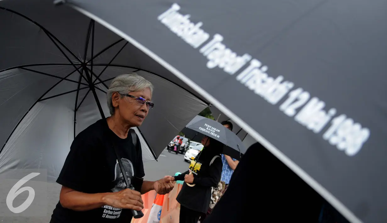 Aktivis Jaringan Solidaritas Korban untuk Keadilan menggelar aksi Kamisan di depan Istana Merdeka, Jakarta, Kamis (29/12). Dalam aksi yang ke-474 tersebut mereka kembali menagih janji presiden untuk menyelesaikan kasus HAM. (Liputan6.com/Gempur M Surya)
