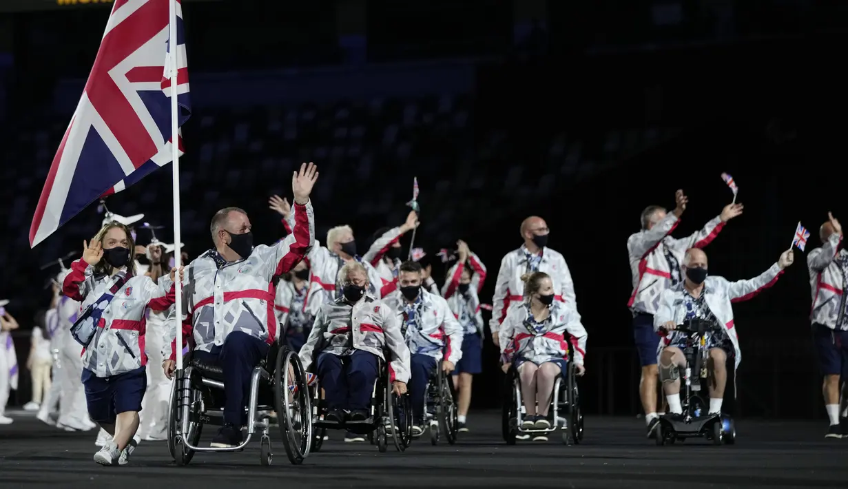 Atlet dari Inggris memasuki stadion saat upacara pembukaan Paralimpiade 2020 Paralimpiade Tokyo 2020 di Olympic Stadium, Tokyo, Selasa (24/8/2021) malam WIB. Setelah ditunda selama setahun akibat pandemi Covid-19, Paralimpiade Tokyo 2020 akhirnya resmi dibuka. (AP Photo/Shuji Kajiyama)