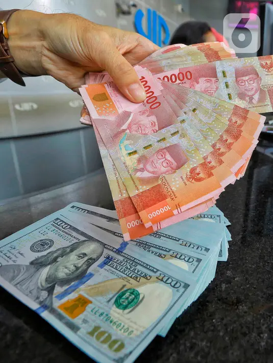 Pegawai memperlihatkan mata uang rupiah di salah satu gerai penukaran mata uang di Jakarta, Kamis (5/1/2023). Mengutip data Bloomberg pukul 15.00 WIB, rupiah ditutup turun 0,22 persen atau 34 poin ke Rp15.616,5 per dolar AS. Hal tersebut terjadi di tengah penguatan indeks dolar AS 0,16 persen ke 104,41. (Liputan6.com/Angga Yuniar)