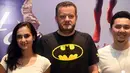 Mengajak sang istri, Dian Ayu, Ananda Omesh juga hadir di gala premiere Spider-Man Homecoming di XXI Gandaria City, Jakarta Selatan. Terlihat Omesh dan juga Marissa Nasution foto bareng di backdrop. (Nurwahyunan/Bintang.com)