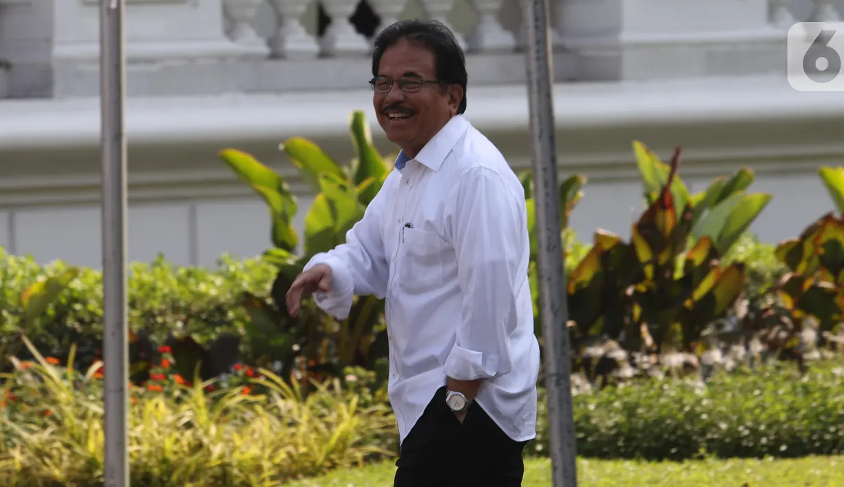 Menteri Agraria dan Tata Ruang Sofyan Djalil tiba di Istana, Jakarta, Selasa (22/10/2019). Sofyan melempar senyum kepada media jelang wawancara calon menteri Kabinet Kerja Jilid II bersama Presiden Joko Widodo. (Liputan6.com/Angga Yuniar)