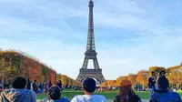 Paris sebagai pusat mode dunia tetaplah menjadi kota yang paling romantis buat kalian kunjungi bersama pasangan kalian.