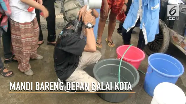 Kesulitan akses air bersih yang dirasakan warga Jakarta Utara membuat mereka berdemo di depan Balai Kota sambil mandi.