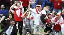 Ekspresi suporter Inggris saat menyaksikan laga timnya melawan Tunisia pada grup E Piala Dunia 2018 di Millennium Square, Leeds, Inggris, (18/6/2018). Inggris menang 2-1. (Martin Rickett/PA via AP)
