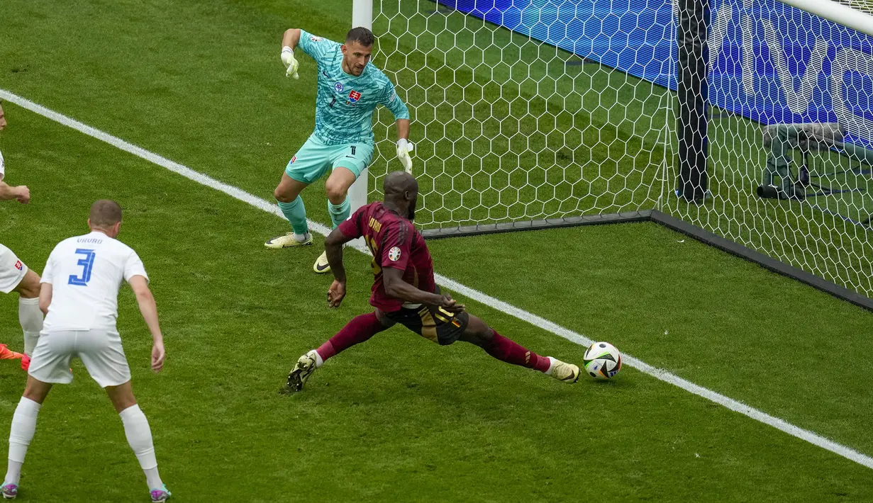 Striker Timnas Belgia, Romelu Lukaku mencetak gol ke gawang Timnas Slovakia yang akhirnya dianulir wasit akibat lebih dahulu terperangkap offside setelah memeriksa rekaman VAR pada laga Grup E Euro 2024 di Waldstadion, Frankfurt, Jerman, Senin (17/6/2024). (AP Photo/Themba Hadebe)