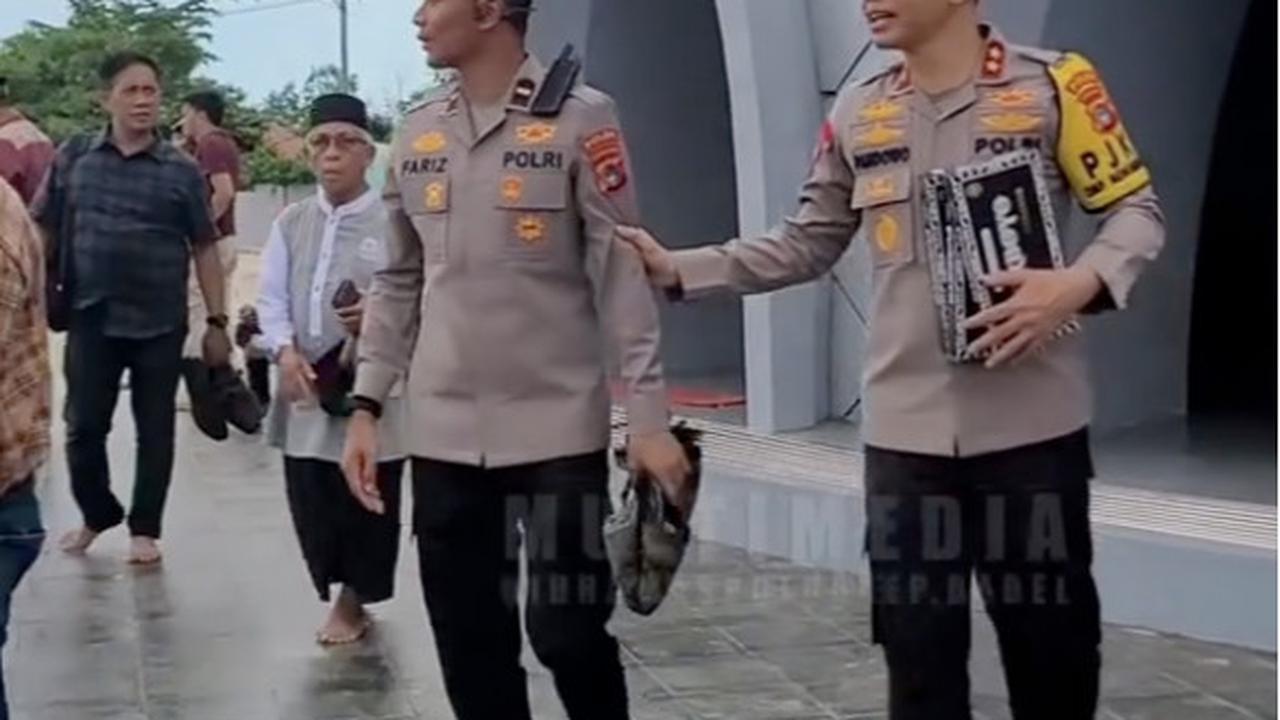 polisi bagi-bagi peci