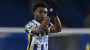 Tariq Lamptey pernah digadang-gadang sebagai masa depan Chelsea usai membantu The Blues comback 2-1 atas Arsenal pada penampilan perdanannya di musim 2019/2020. Saat ini, ia telah berseragam Brighton dan sudah dipercaya tampil sebanyak 35 laga dengan mencetak 1 gol dan 5 assist. (AFP/Glyn Kirk)