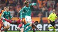 Pemain Galatasaray Davinson Sanchez terjatuh saat berebut bola dengan pemain Liverpool Hugo Ekitike dalam pertandingan fase&nbsp;liga Liga Champions di Stadion Ali Sami Yen, Istanbul, Turki, Rabu,&nbsp;1&nbsp;Oktober 2025. (AP Photo/Francisco Seco)