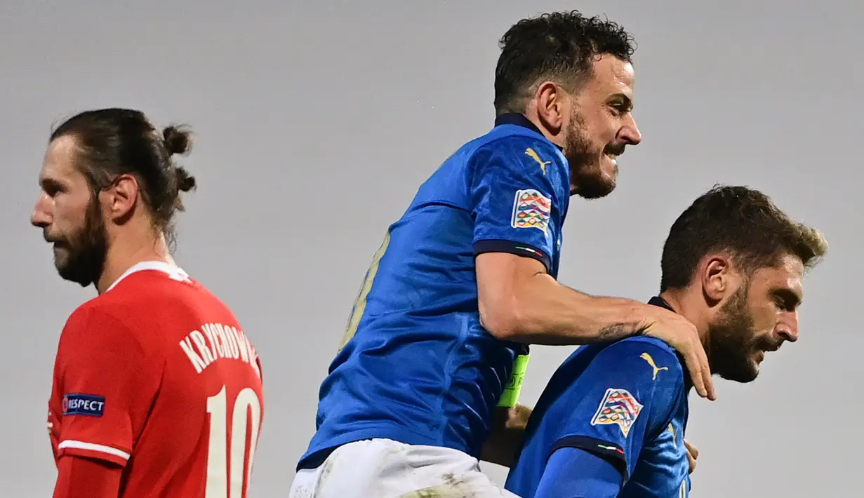 Striker Italia, Domenico Berardi (kanan), merayakan gol yang dibuatnya bersama Alessandro Florenzi dalam laga UEFA Nations League Grup A1 melawan Polandia di Stadion Mapei, Italia, Senin (16/11/2020) dini hari WIB. Italia menang 2-0 atas Polandia. (AFP/Miguel Medina)