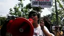Massa juga mendesak pemerintah untuk lebih memperhatikan nasib pekerja Indonesia yang ada di luar negeri, Kamis (1/5/14). (Liputan6.com/Johan Tallo)