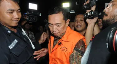 Sekretaris Jenderal KONI, Ending Fuad Hamidy mengenakan rompi tahanan seusai pemeriksaan di gedung KPK, Kamis (20/12). KPK resmi menahan Ending Fuad Hamidy setelah terjaring OTT terkait suap dana hibah dari Kemenpora ke KONI. (Merdeka.com/Dwi Narwoko)