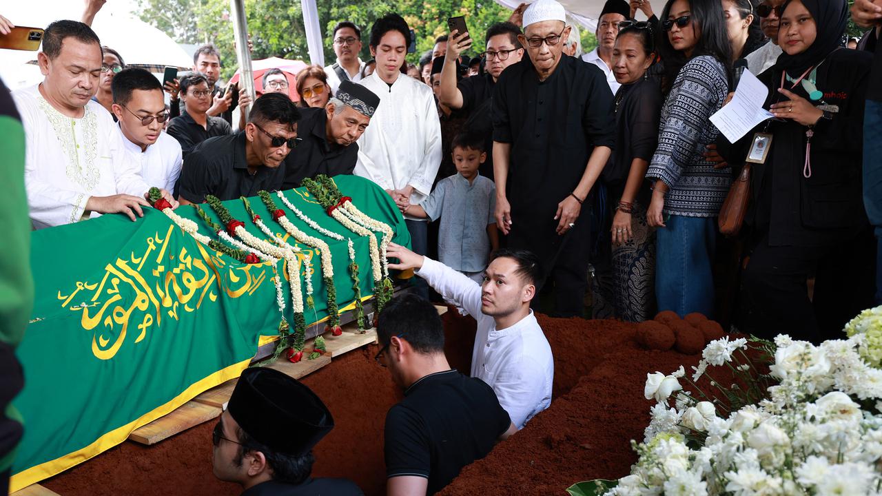 Wagub Rano Karno Mampir ke Makam Ray Sahetapy, Ungkap Kenangan Paling Berkesan Bersama Mendiang Sewaktu Jadi Tokoh Antagonis