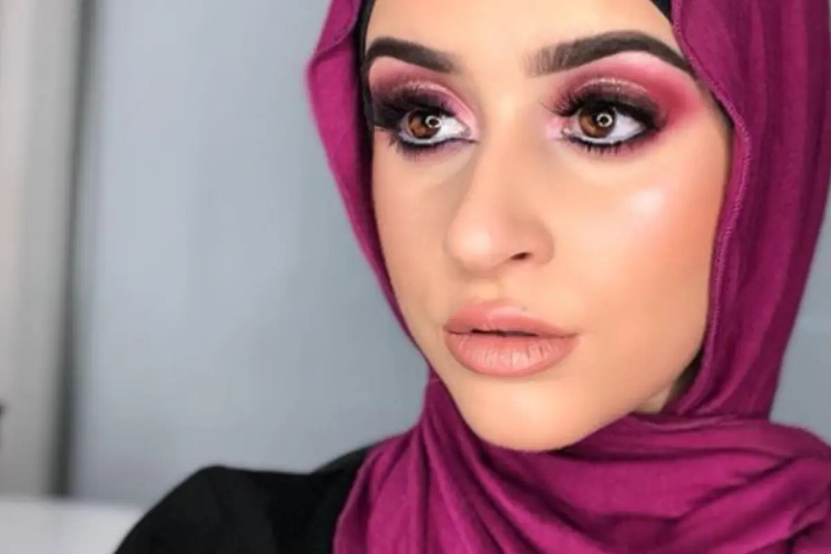 Ada Makeup Nuansa Pink untuk Perempuan Berhijab