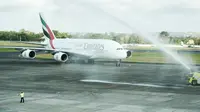 Kedatangan pesawat terbesar di dunia ini disambut meriah dengan menggunakan meriam air. Document/ Emirates.
