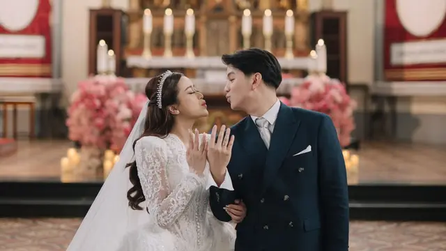 Bak Royal Couple, Brisia Jodie dan Jonathan Alden Resmi Menikah dalam Balutan Busana Pengantin Klasik di Gereja Katedral