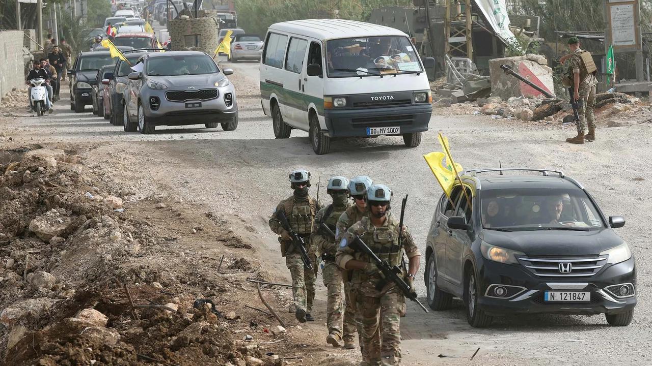 FOTO: Patroli Pasukan UNIFIL  di Tengah Kepulangan Warga Lebanon Selatan