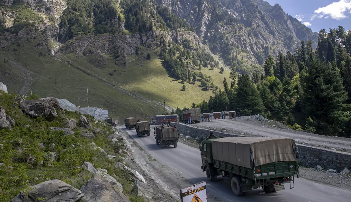 Konvoi tentara India bergerak di Jalan Raya Srinagar-Ladakh, Gagangeer, Srinagar, Kashmir, India, Rabu (9/9/2020). India dan China terlibat dalam kebuntuan yang menegangkan di wilayah gurun dingin Ladakh sejak Mei lalu. (AP Photo/Dar Yasin)
