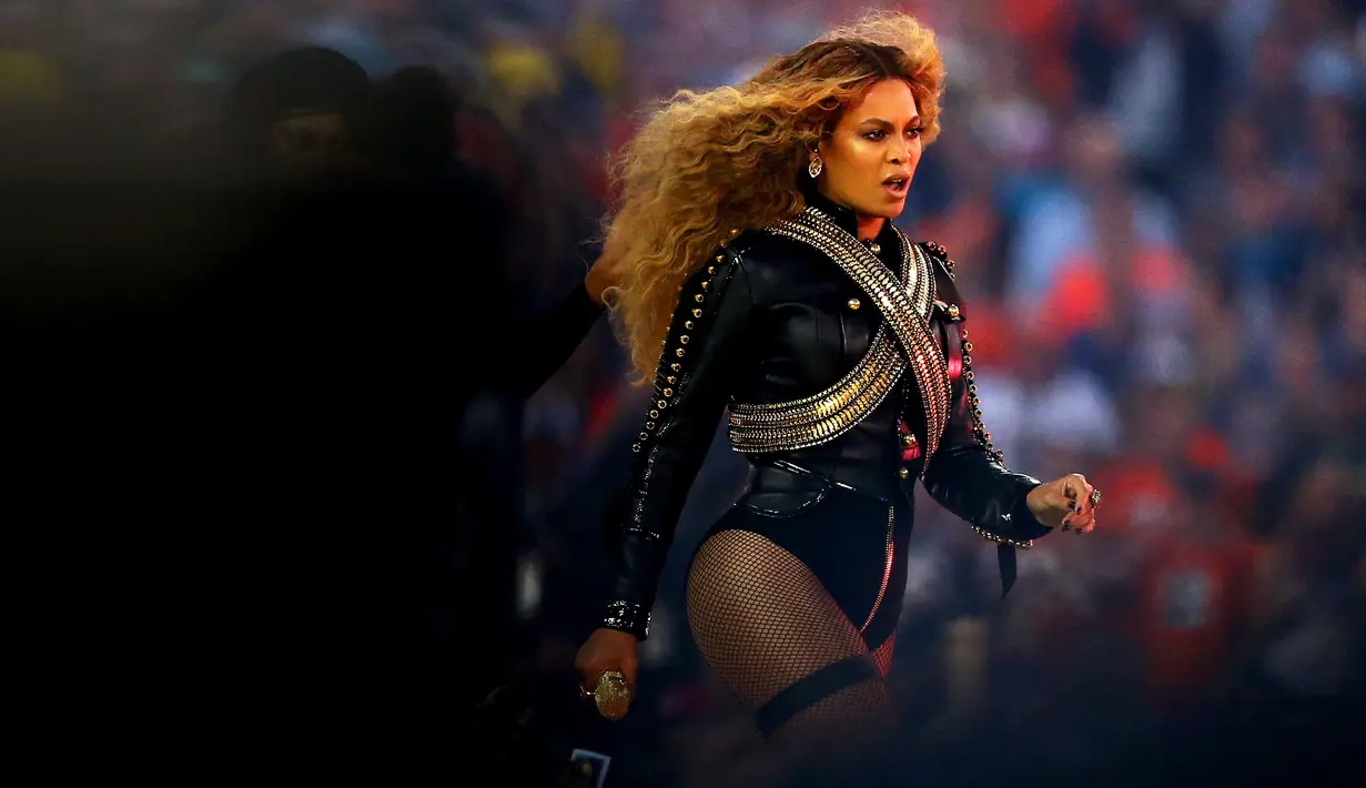 Menurut Forbes, Beyonce memiliki jumlah kekayaan USD54 juta atau sekitar Rp 704 miliar. Selain konser, kekayaan istri Jay Z itu juga berasal dari penjualan album termasuk Lemonade yang merajai peringkat penjualan album. (Ronald Martinez/Getty Images/AFP)