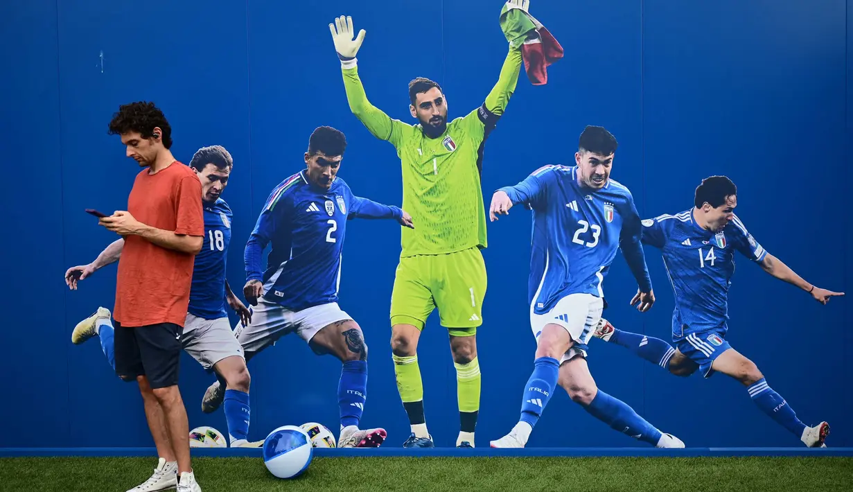 Kekalahan dari Swiss membuat pendukung timnas Italia meradang dan kecewa. (Piero CRUCIATTI/AFP)