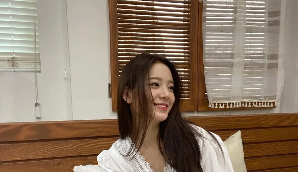 <p>Sejak kemunculannya sebagai member fromis_9, Jang Gyuri menjadi sorotan penggemar lantaran kerap disebut mirip dengan Jisoo BLACKPINK. (FOTO: instagram.com/gyurious_j/)</p>