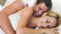 Peran serta pasangan dibutuhkan agar perempuan dapatkan ejakulasi. (Foto: www.reviewlord.com)