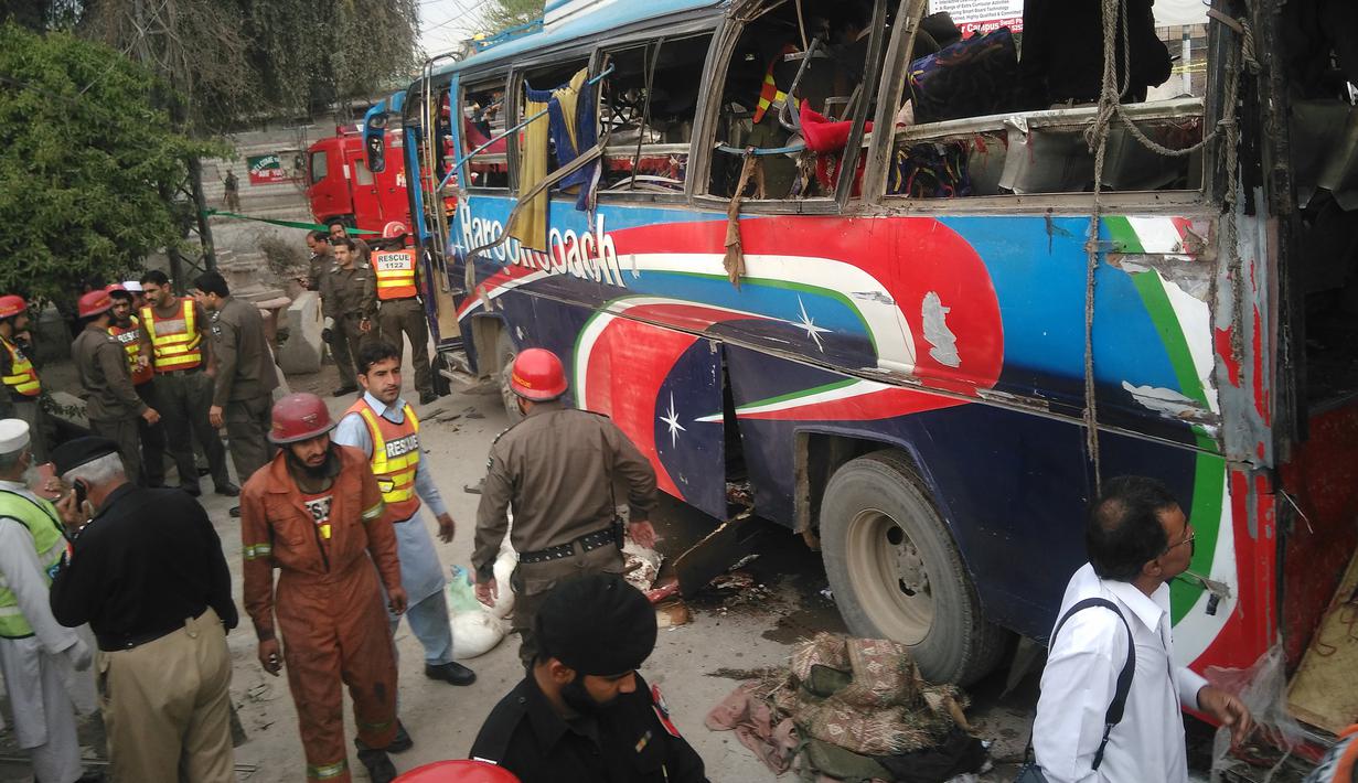 Kondisi bus rombongan pegawai pemerintahan usai diserang bom di Peshawar, Pakistan, Rabu (16/3). Bus yang membawa rombongan pegawai pemerintah ini menewaskan setidaknya 10 orang dan 27 lainnya terluka. (REUTERS/Fayaz Aziz)