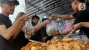 <p>Sekitar pukul 16.00 WIB, warga mulai memadati 'pasar' yang hanya tersedia selama bulan Ramadan. (Liputan6.com/Herman Zakharia)</p>