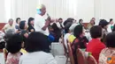 Citizen6, Jakarta: Salah satu peserta seminar melakukan sesi tanya-jawab kepada pembicara. (Pengirim: Ditia Anindita)  