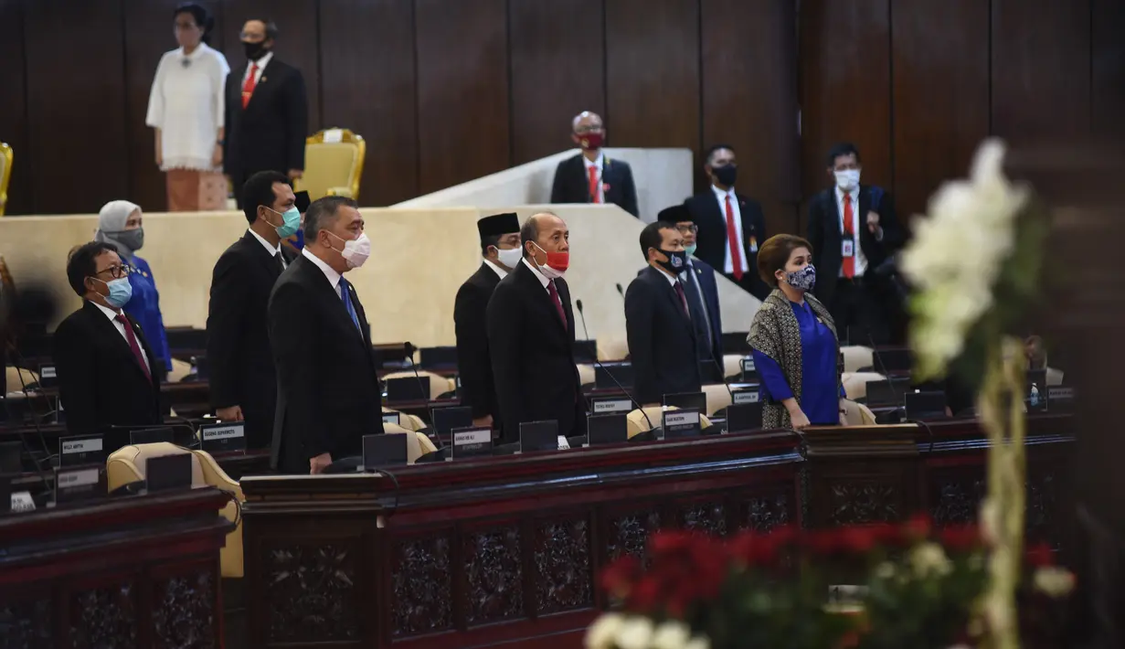 Anggota DPR menghadiri pembukaan masa persidangan I DPR tahun 2020-2021 di Kompleks Parlemen, Senayan, Jakarta, Jumat (14/8/2020). Pembukaan masa persidangan I ini dalam rangka penyampaian pidato Presiden RI mengenai RUU APBN 2021. (Pool/Biro Pemberitaan Parlemen)