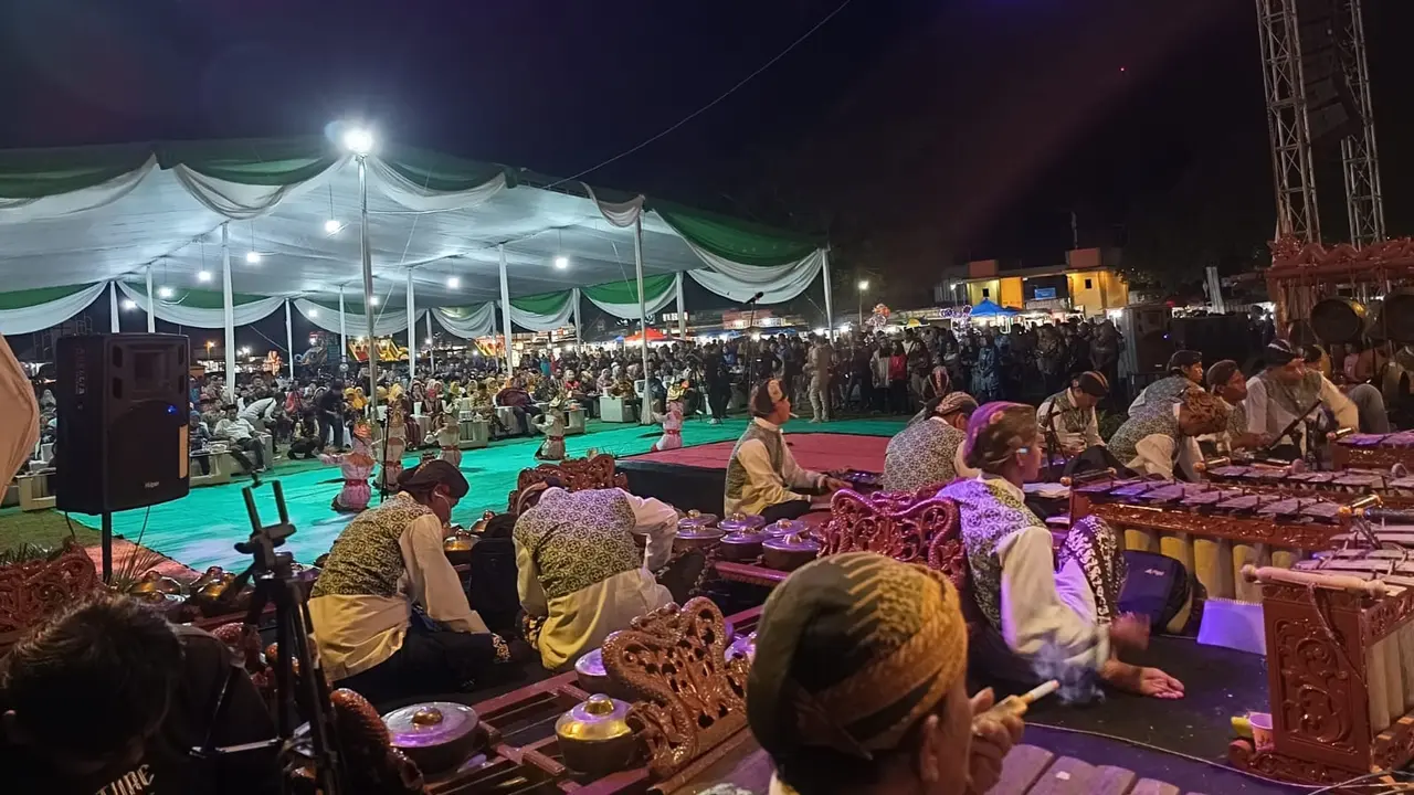 Usai melaksanakan peringatan Hari Bhakti Transmigrasi (HBT) Ke-73, Kemendes PDTT menggelar Malam Tasyakuran HBT Ke-73 di Lapangan Desa Sribhawono, Bandar Sribhawono, Lampung Timur, Selasa malam (12/12/2023).