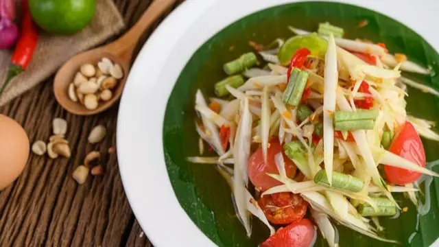 Som Tam Thai/Green Papaya Salad Ala Thai Tengah(Freepik/jcomp)