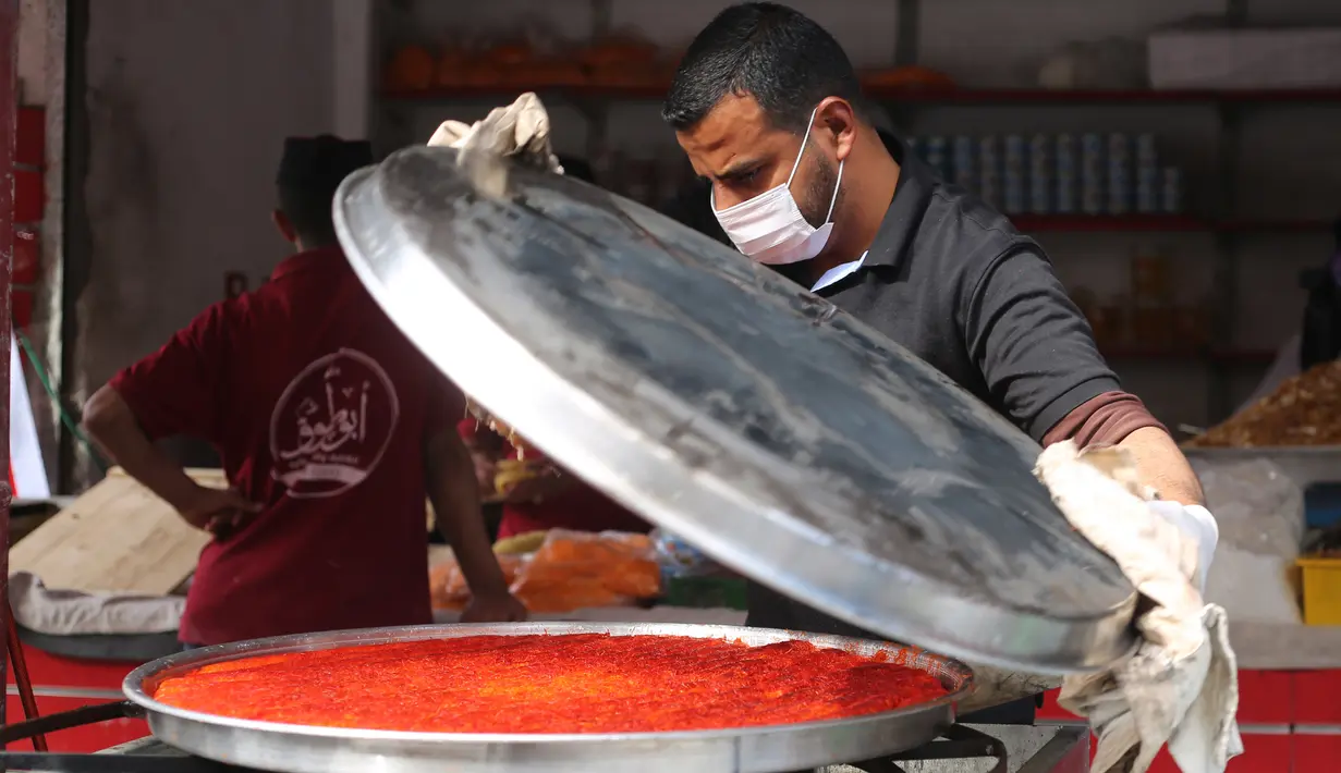 Warga membuat penganan manis tradisional yang dikenal dengan nama Qatayef di Kota Rafah, Jalur Gaza, Palestina, Senin (27/4/2020). Qatayef dapat diisi dengan krim atau kacang. (Xinhua/Khaled Omar)