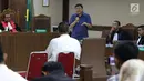 Terdakwa dugaan menghalangi proses penyidikan KPK, Lucas (baju biru) memberi pertanyaan kepada salah satu saksi ahli pada sidang lanjutan di Pengadilan Tipikor, Jakarta, Kamis (21/2). Sidang mendengar dua saksi ahli. (Liputan6.com/Helmi Fithriansyah)