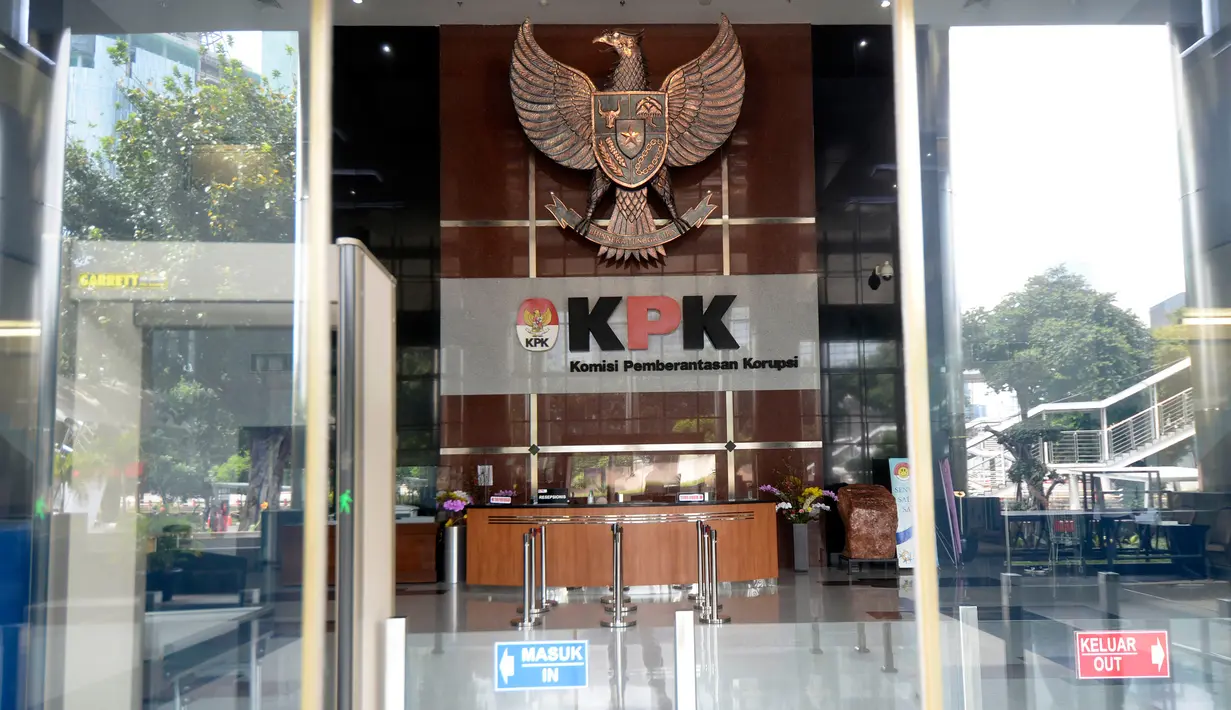 Aktivitas di lobi Gedung KPK, Jakarta, pasca libur Lebaran 2020, Rabu (27/5/2020). KPK memperpanjang masa pelaksanaan bekerja dari rumah (BDR) atau work from home (WFH) bagi para pegawainya hingga 4 Juni 2020. (merdeka.com/Dwi Narwoko)