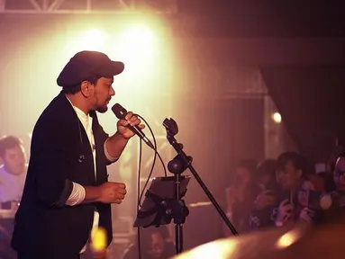Tompi membuka penampilannya dengan lagunya yang berjudul Selalu Denganmu. Ia terlihat sangat menghayati syair lagunya tersebut, (Liputan6.com/IG/@dr_tompi)