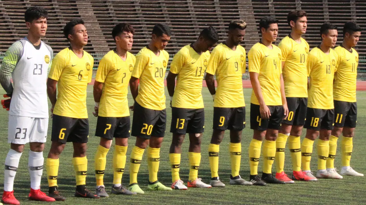 Para pemain Malaysia U-22 foto bersama sebelum melawan Timnas Indonesia U-22 pada laga Piala AFF U-22 2019. (Bola.com/Zulfirdaus Harahap)