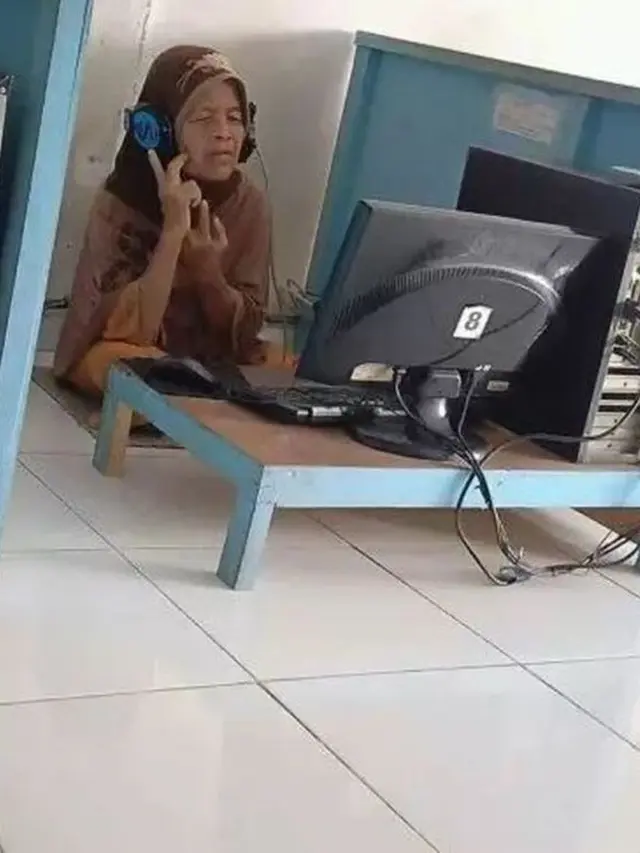 6 Aksi Kocak Emak-emak Main Game di Warnet Ini Bikin Geleng Kepala