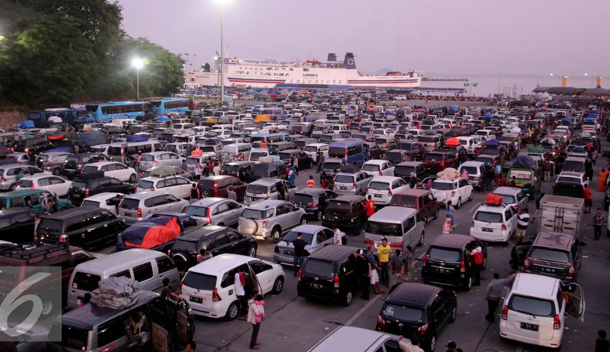Suasana antrian pemudik memasuki kapal Ferry tujuan Pelabuhan Bakauheni, Lampung  di Pelabuhan Merak, Banten, Rabu, (15/7/2015). Total pemudik yang menyebrang 124.606 pemudik, 9.860 roda empat, 19.197 roda dua. (Liputan6.com/JohanTallo)