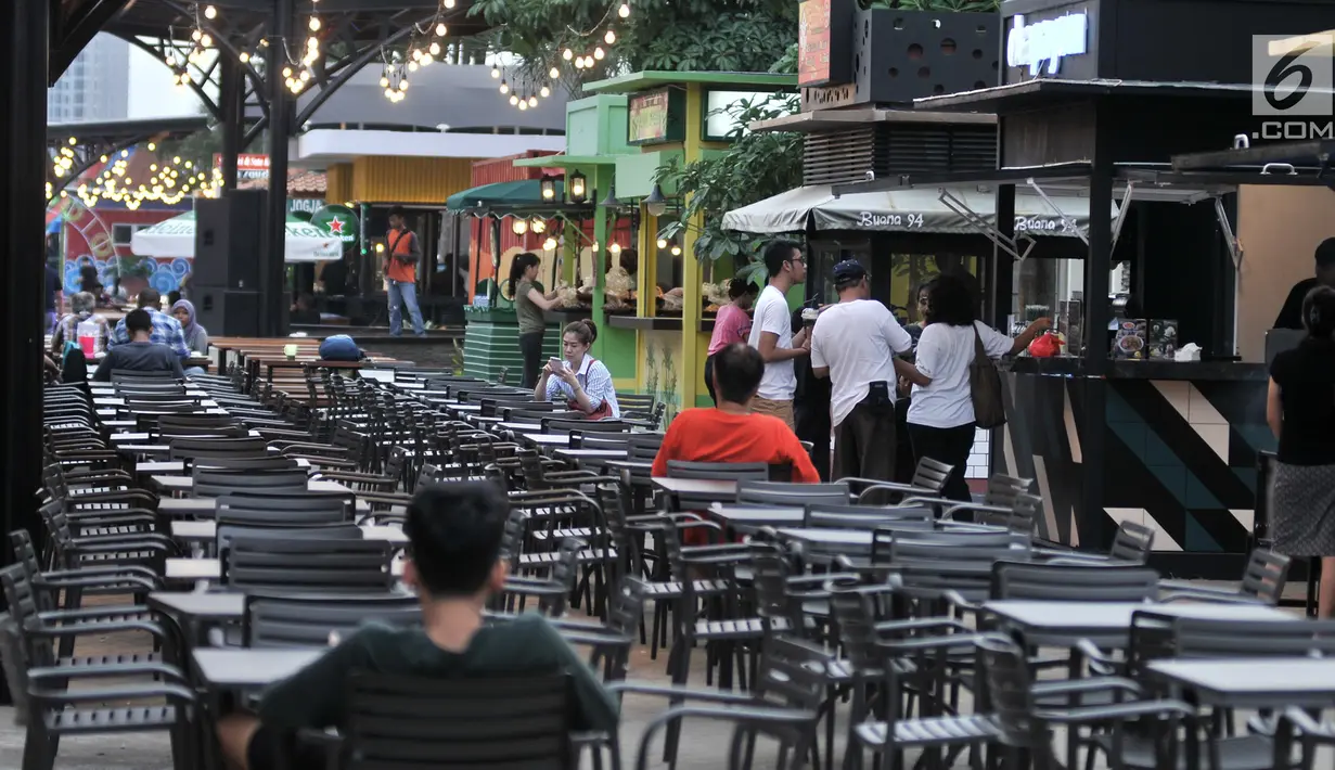 Orang-orang mengunjungi area Food Street di Pulau D reklamasi atau Pantai Maju, Jakarta, Selasa (29/1). Food Street yang buka akhir tahun 2018 ini cukup diminati lantaran setiap malam ramai oleh masyarakat yang berkunjung (Merdeka.com/Iqbal S. Nugroho)