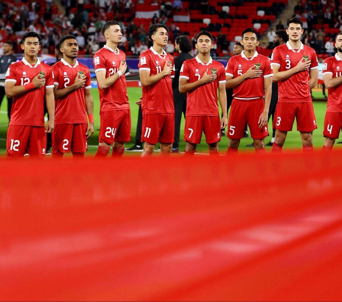 Pemain Timnas Indonesia Pratama Rizky Ridho berduel dengan pemain Irak Ayman Hussein pada pertandingan sepak bola Grup D Piala Asia di Stadion Ahmad Bin Ali, Al Rayyan, Qatar, Senin (15/1/2024). Timnas Indonesia memulai perjalanan di Piala Asia 2023 denga