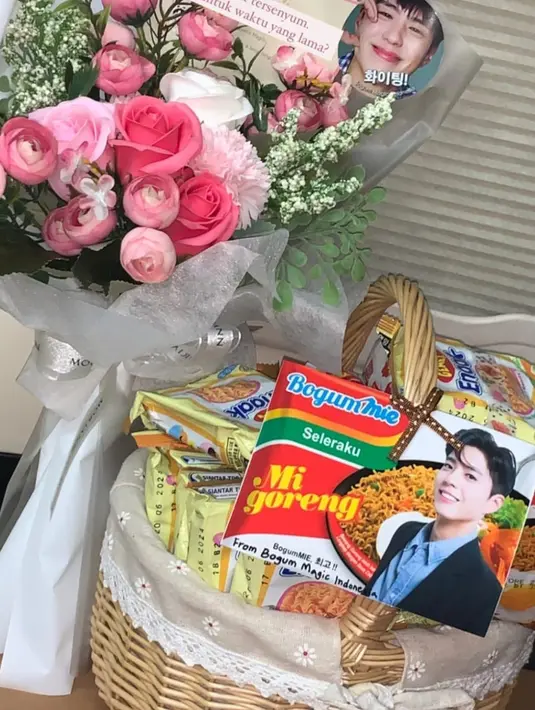 Penggemar juga memberi Park Bo Gum bingkisan berupa bunga dan snack. Ada juga mie instant terkenal Indonesia. "Bersama kalian, aku bisa lebih banyak tersenyum, maukah kamu menjadi temanku untuk waktu yang lama?" ucapnya. (Foto: Instagram/ bogummy)